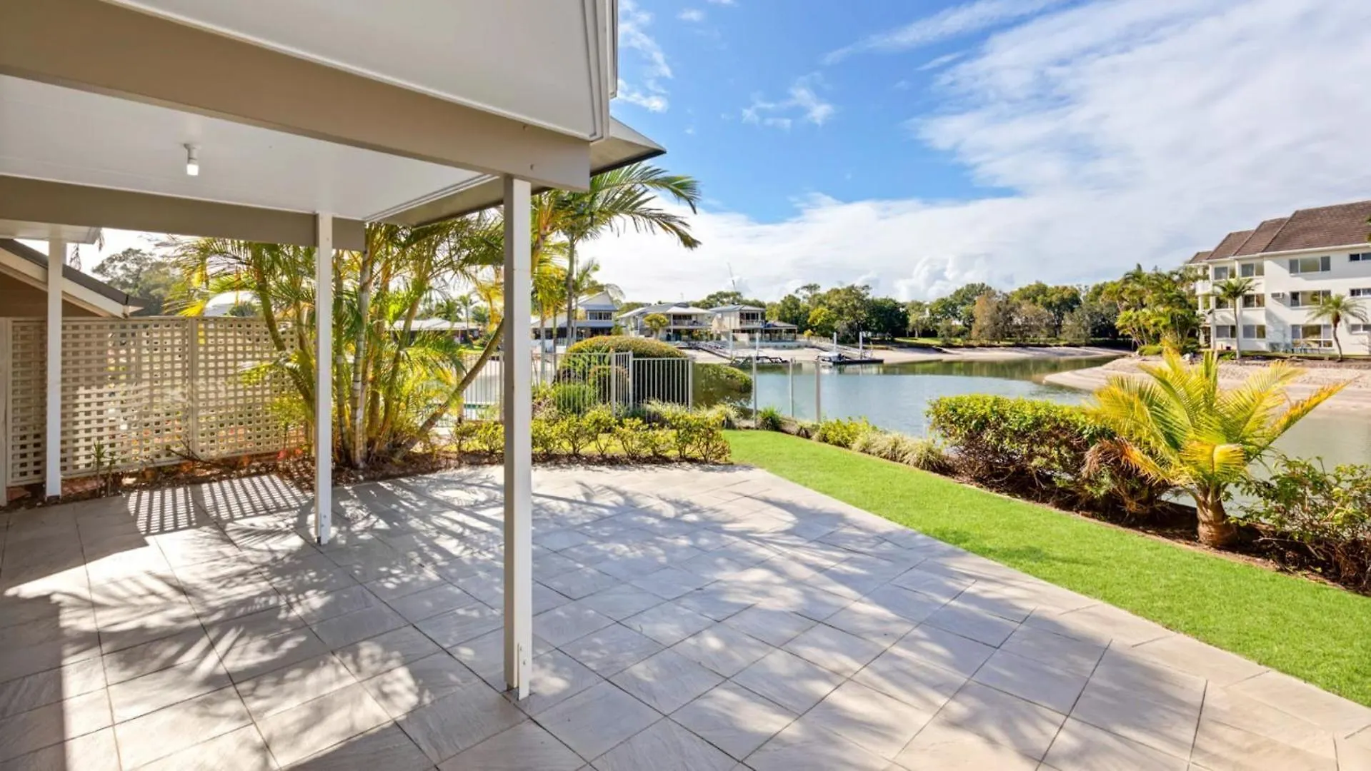 Mooloolaba Riverside 0*,